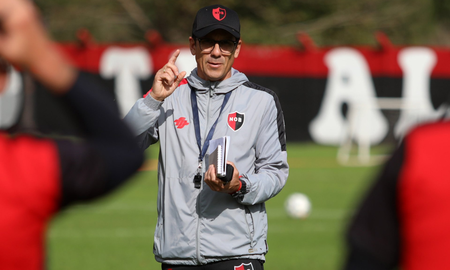 Mauricio Larriera deja de ser entrenador de Newells Old Boys de Rosario. Mauricio Larriera deja de ser entrenador de Newells Old Boys de Rosario.