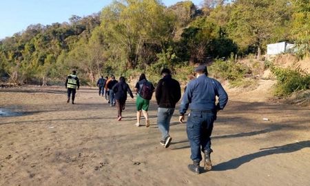 Detectan y deportan a 20 extranjeros que ingresaron ilegalmente a Salta Detectan y deportan a 20 extranjeros que ingresaron ilegalmente a Salta