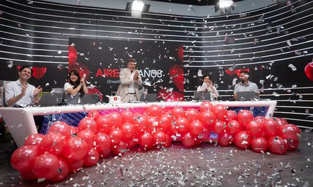 El equipo de Ahora Vengo celebró los 17 años del multimedios AIRE con la energía y la pasión que marcaron cada etapa de su crecimiento. El equipo de Ahora Vengo celebró los 17 años del multimedios AIRE con la energía y la pasión que marcaron cada etapa de su crecimiento.