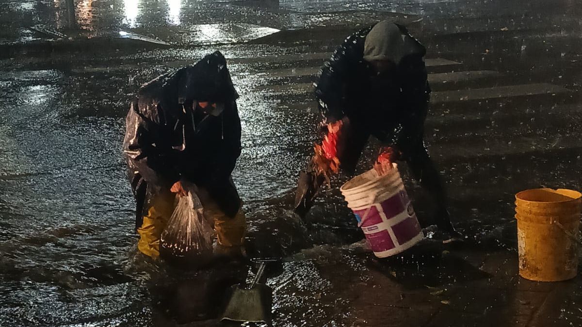 Las cuadrillas municipales realizaron trabajos de limpieza en las bocas de tormenta y puntos críticos de la ciudad para mantener todo el sistema de drenaje en condiciones.