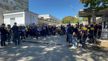 Los trabajadores de Correo Argentino en Santa Fe se manifiestan tras la ola de despidos.