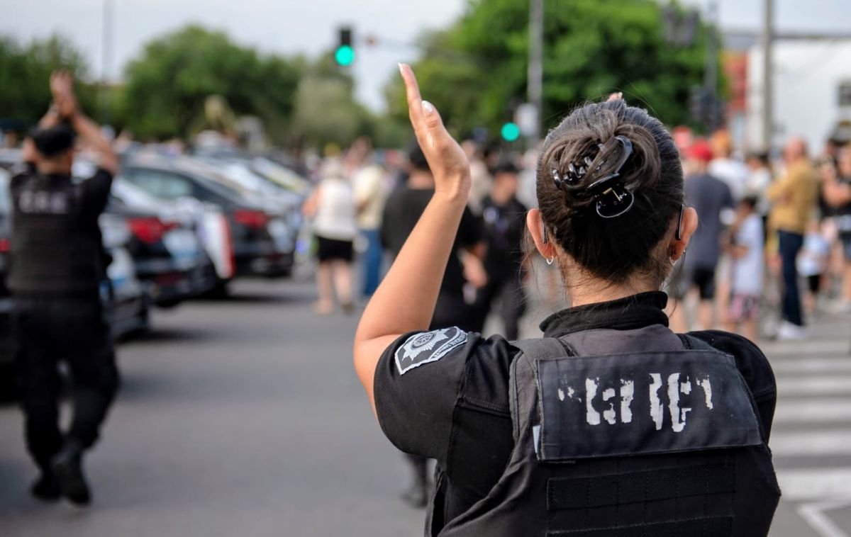 El cuadro que se registró en Rosario dejó al descubierto otro rasgo del perfil de policía, integrado en su mayoría por jóvenes con escasa formación.