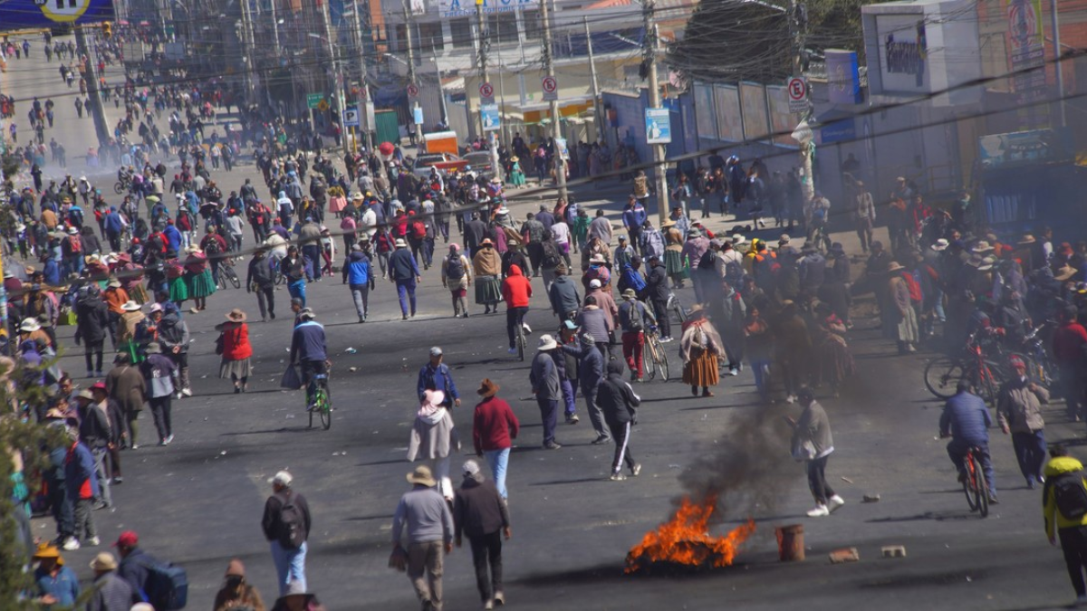 Manifestantes participando en una protesta para exigir la renuncia del presidente boliviano, Rodrigo Paz Pereira, en la ciudad de El Alto, Bolivia.