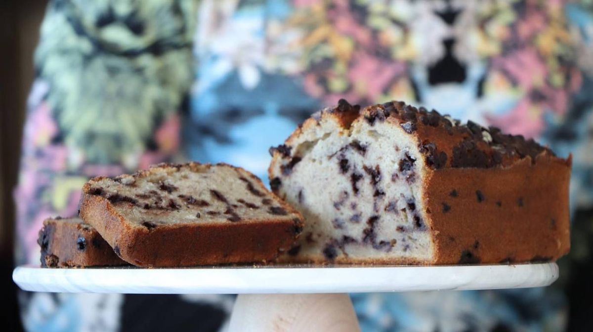Suave y esponjoso: tomá nota para hacer el budín de banan y chips de chocolate como Claudia Villafañe.
