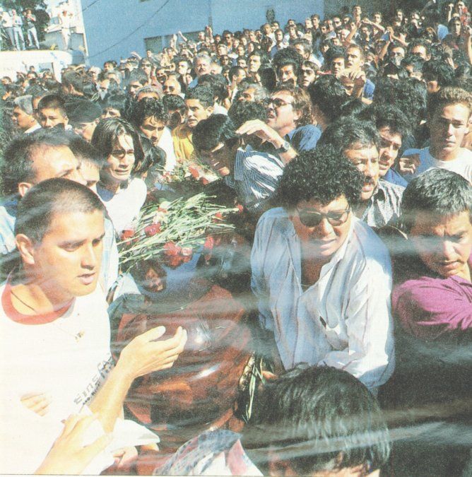 El velatorio de Monzón se realizó el lunes 9 de enero de 1995 en el hall de la Municipalidad de Santa Fe. Por la capilla ardiente desfilaron más de 12.000 personas y, a lo largo de las casi 40 cuadras que separan la misma del cementerio Municipal, unas 60.000, en medio de una convocatoria espontánea nunca antes vista en esta capital.