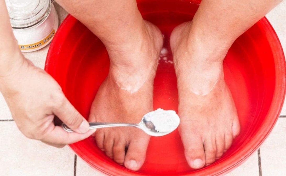 Algunos especialistas aseguran que el bicarbonato de sodio puede ser el tratamiento natural perfecto para acabar con los callos en los pies