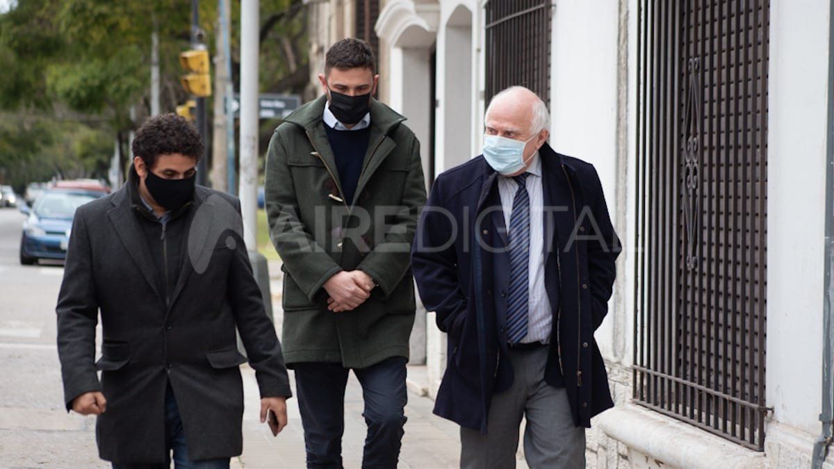 As&iacute; llegaba Miguel Lifschitz con Enrique Est&eacute;vez.&nbsp;