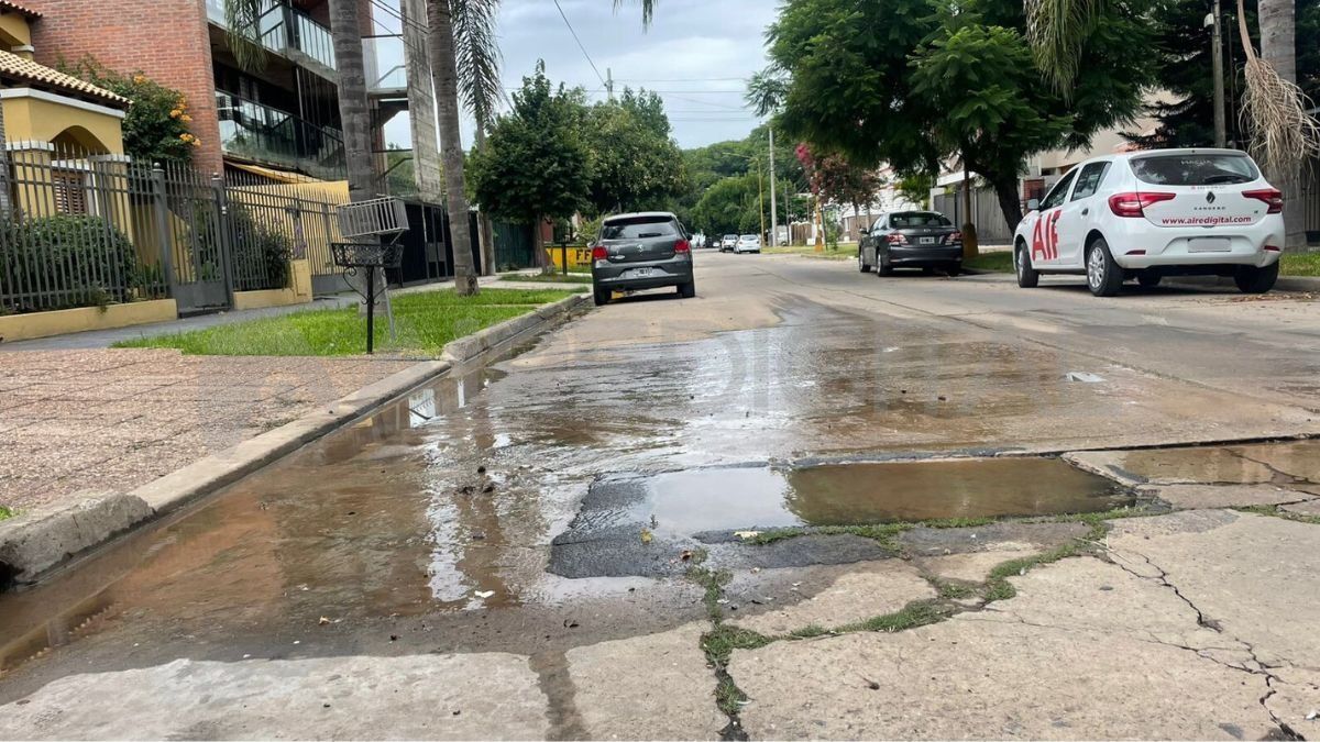 Pérdida de agua y hundimiento en calle Río Bamba en barrio Guadalupe Este.