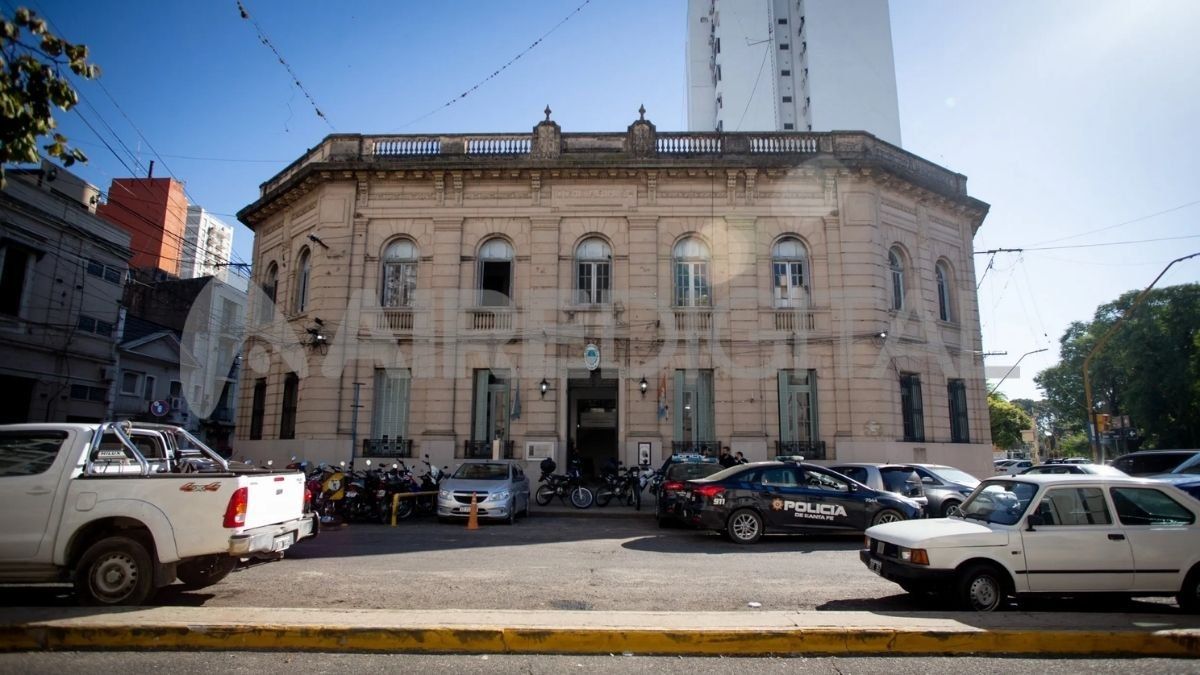 Tras el violento episodio en la Terminal, fue trasladado a la Comisaría Primera donde rompió un vidrio de una patada Tras el violento episodio en la Terminal, fue trasladado a la Comisaría Primera donde rompió un vidrio de una patada