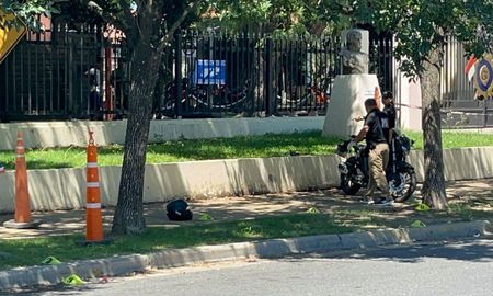 Un motociclista de 28 años está en estado crítico tras esquivar un camión y chocar frente al Liceo Militar General Belgrano en Santa Fe. Un motociclista de 28 años está en estado crítico tras esquivar un camión y chocar frente al Liceo Militar General Belgrano en Santa Fe.
