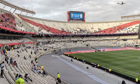 El estadio Monumental abrió sus puertas a las 17.30 para recibir a los 36 mil hinchas argentinos para el partido contra Uruguay. El estadio Monumental abrió sus puertas a las 17.30 para recibir a los 36 mil hinchas argentinos para el partido contra Uruguay.