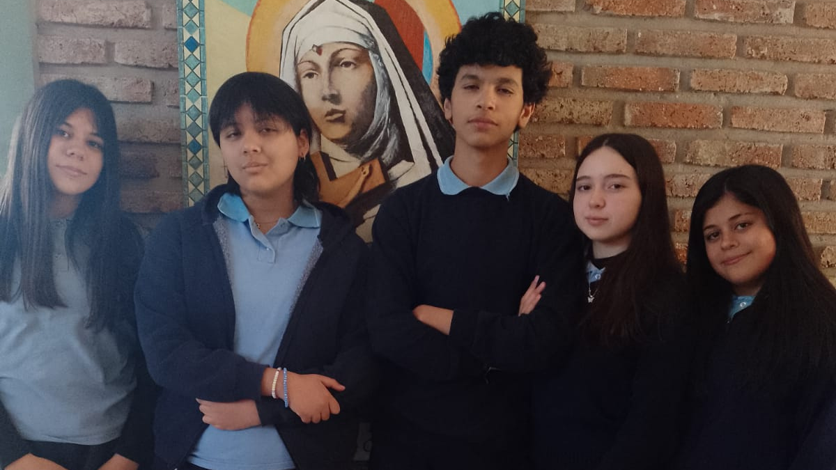 Máximo, el ganador del concurso literario, junto a sus compañeras. Máximo, el ganador del concurso literario, junto a sus compañeras.