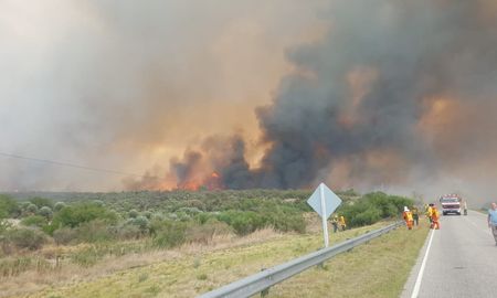 La provincia de San Luis se ve afectada por un incendio forestal que avanza por los fuertes vientos. La provincia de San Luis se ve afectada por un incendio forestal que avanza por los fuertes vientos.