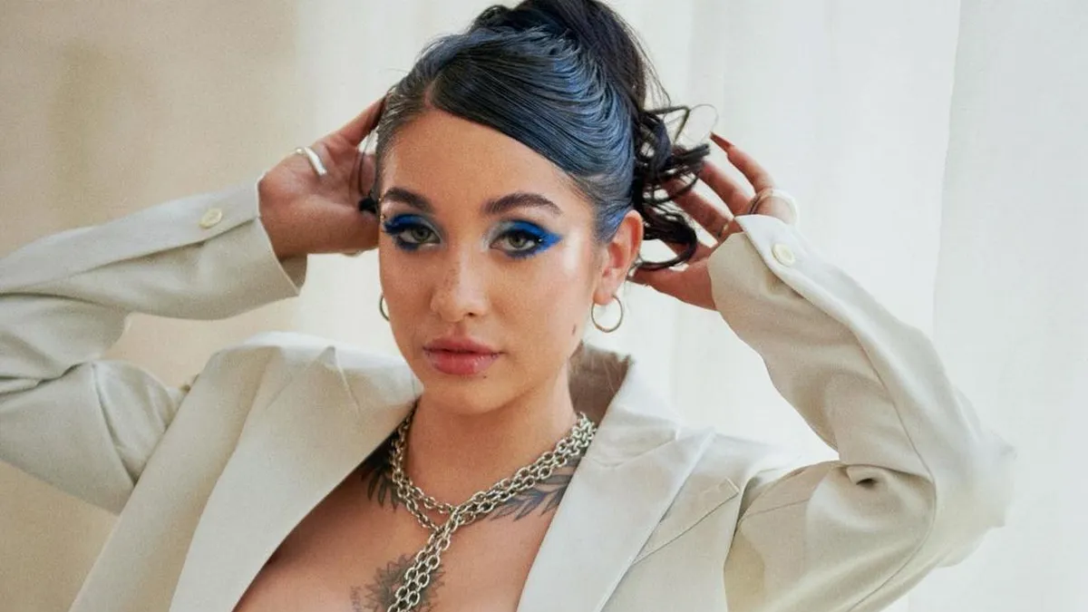 María Becerra jugó al fútbol en su barrio y sorprendió a todos