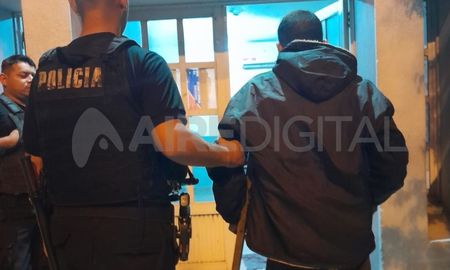 Barrio Santa Rosa de Lima: un joven fue detenido en la calle por contar con pedido de captura. Barrio Santa Rosa de Lima: un joven fue detenido en la calle por contar con pedido de captura.