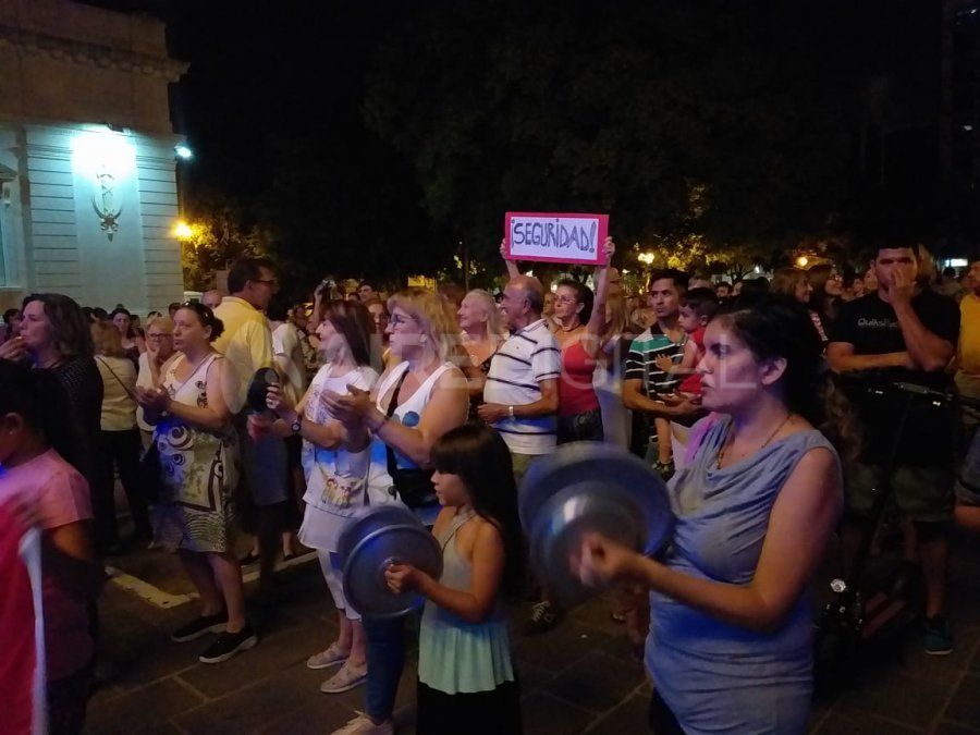 Vecinos de barrios Centro y Sur se manifestaron con cacerolas y ollas frente a la Legislatura. 