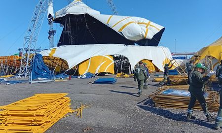 La carpa del Circo Ánima, ubicada en la ruta 168, quedó totalmente destruida tras las intensas ráfagas de viento del domingo a la madrugada.