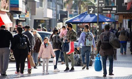 En Santa Fe, continúa la etapa de distanciamiento social. En Santa Fe, continúa la etapa de distanciamiento social.