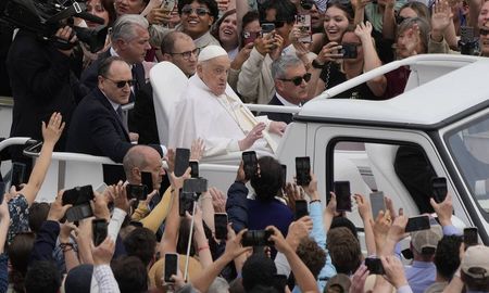 El papa Francisco recorrió la Plaza de San Pedro a bordo de su papamóvil después de dar la bendición al finalizar la misa de Pascua. Fue su última aparición en público. El papa Francisco recorrió la Plaza de San Pedro a bordo de su papamóvil después de dar la bendición al finalizar la misa de Pascua. Fue su última aparición en público.