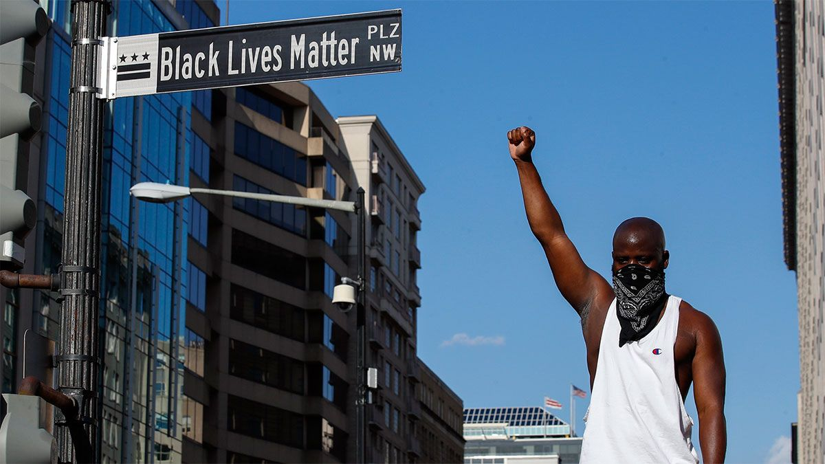 Afroamericano luchando en las calles de Estados Unidos junto al reclamo “las vidas de los negros sí importan"