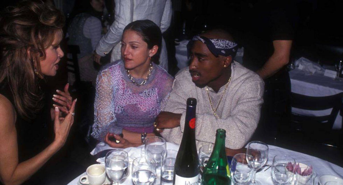 Tupac salió con la artista pop Madona. 