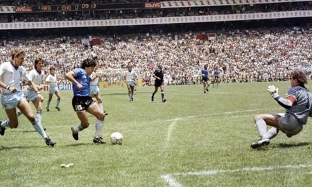 vio la cara de diego maradona en la pierna de su novia, quien se quemo tomando sol vio la cara de diego maradona en la pierna de su novia, quien se quemo tomando sol