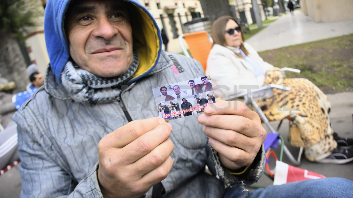 Los fieles se acercan para pedir y agradecer. Los fieles se acercan para pedir y agradecer.