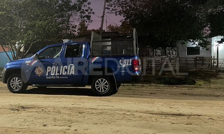 Personal policial fuera de la vivienda allanada por los investigadores. Personal policial fuera de la vivienda allanada por los investigadores.