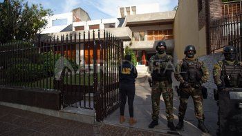 Cerca de las 7, agentes del  GOE y de la AIC irrumpieron en la suntuosa propiedad. 