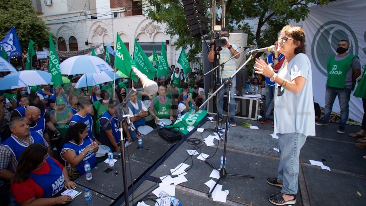 El gobierno les ofreció un aumento del 41,7% en cuatro tramos, que los docentes consideraron insuficiente.