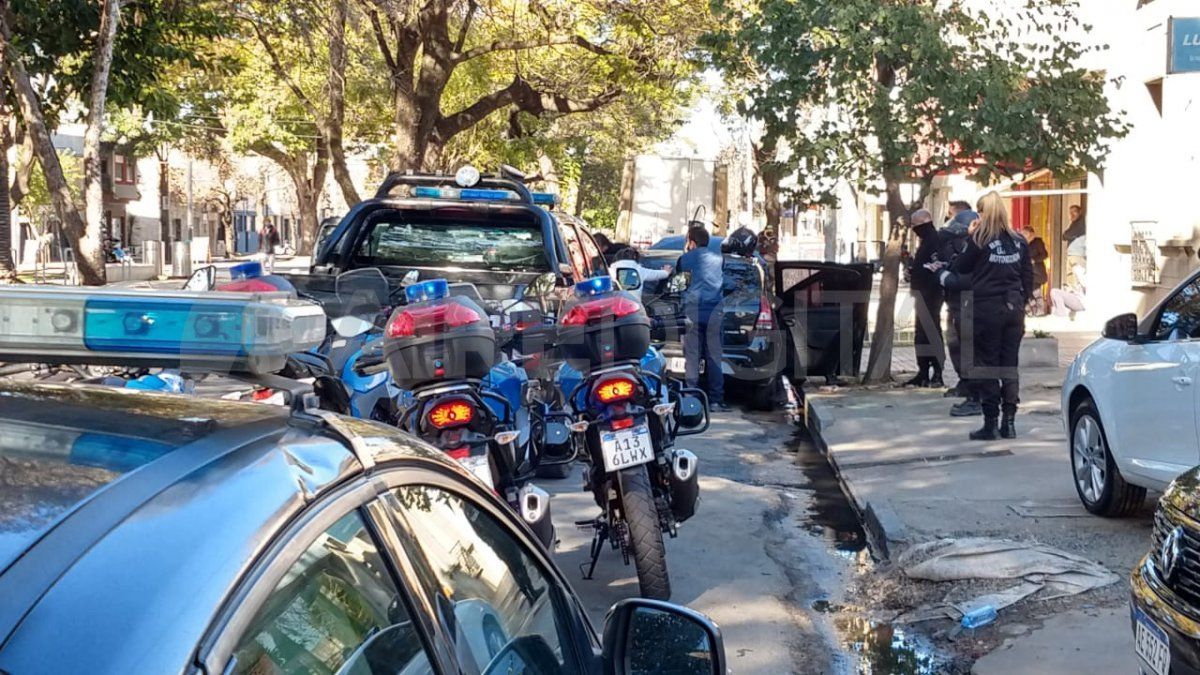 Las cuatro personas se movilizaban a bordo de un Sandero negro