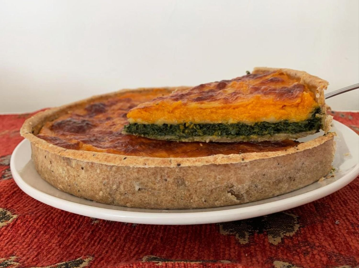 La tarta de calabaza y espinaca es una excelente opción para preparar en casa, ya que es rica y lleva ingredientes sencillos. La tarta de calabaza y espinaca es una excelente opción para preparar en casa, ya que es rica y lleva ingredientes sencillos.