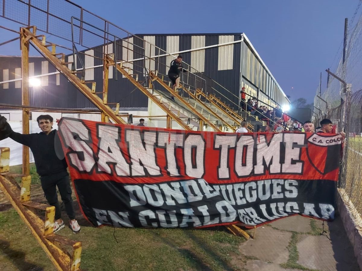 Los hinchas sabaleros, presentes en Sunchales.