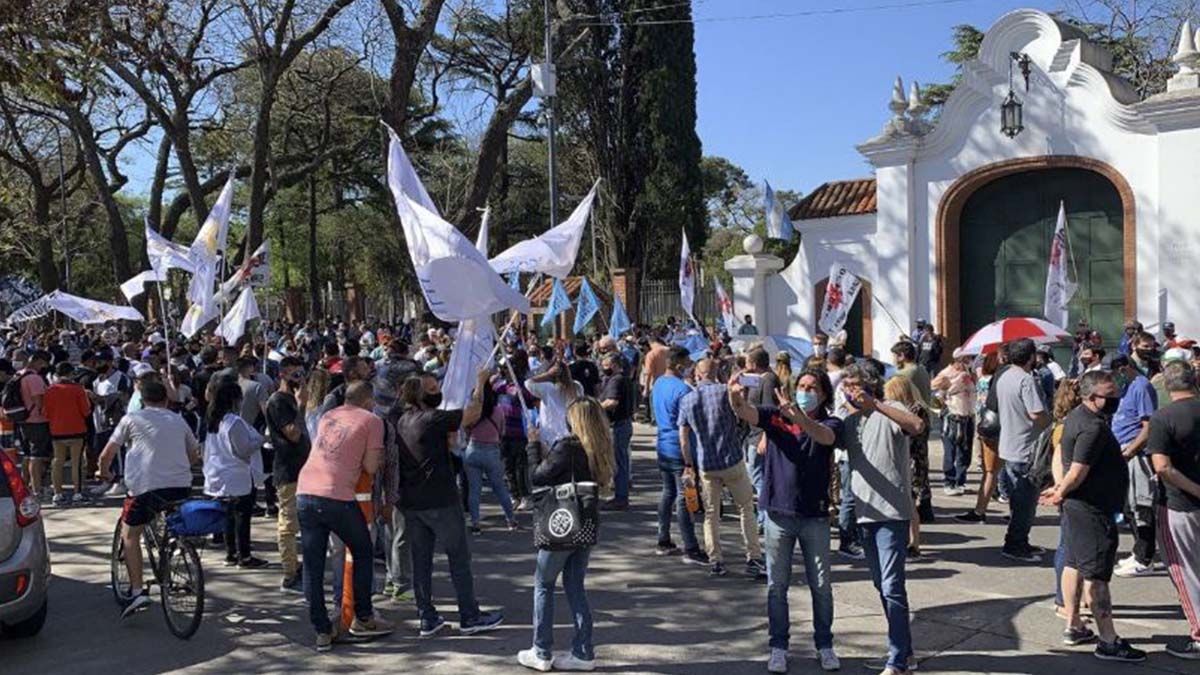 En la Residencia de Olivos se cruzaron manifestantes que apoyan a Alberto Fernández y opositores.