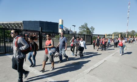 filas eternas en colon: los hinchas amanecieron en el club otra vez filas eternas en colon: los hinchas amanecieron en el club otra vez