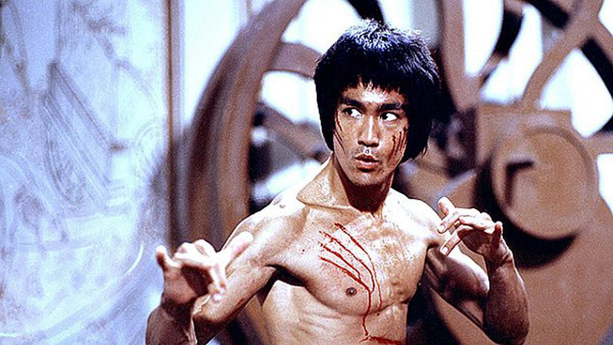 En 1940 nace el actor y cineasta estadounidense Bruce Lee