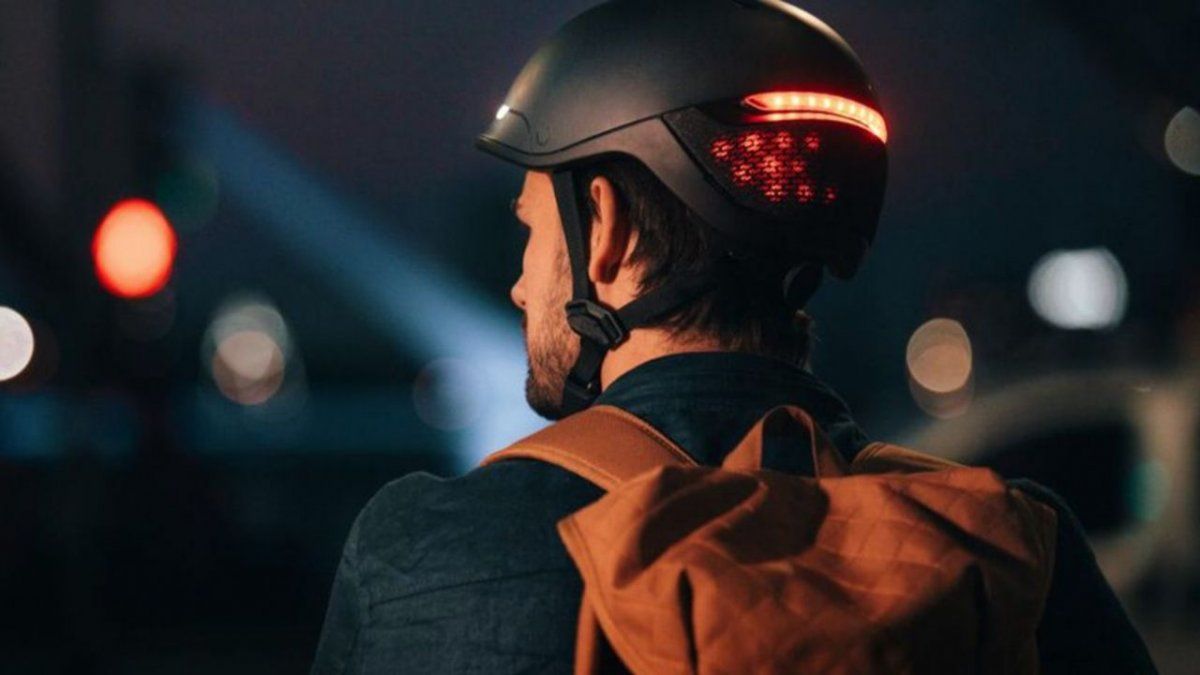 El casco tiene LEDs traseros para ser visible a la noche