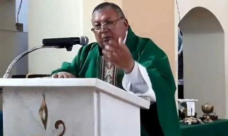 saco a pasear a una nena y la llevo a una casa donde dos hombres la violaron: hay un cura detenido saco a pasear a una nena y la llevo a una casa donde dos hombres la violaron: hay un cura detenido