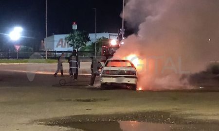Se incendió un auto en el peaje Santo Tomé Se incendió un auto en el peaje Santo Tomé