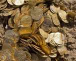 Encontró viejas monedas de oro en un campo arado que valen más de US$ 1 millón y se volvió viral Encontró viejas monedas de oro en un campo arado que valen más de US$ 1 millón y se volvió viral