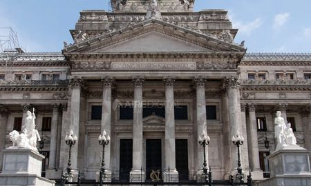 Saltaron la reja del Palacio Legislativo y se sentaron en las escalinatas. Saltaron la reja del Palacio Legislativo y se sentaron en las escalinatas.