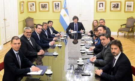 Javier Milei había mantenido reuniones con diputados que hoy le dieron la derecha en el recinto. Javier Milei había mantenido reuniones con diputados que hoy le dieron la derecha en el recinto.
