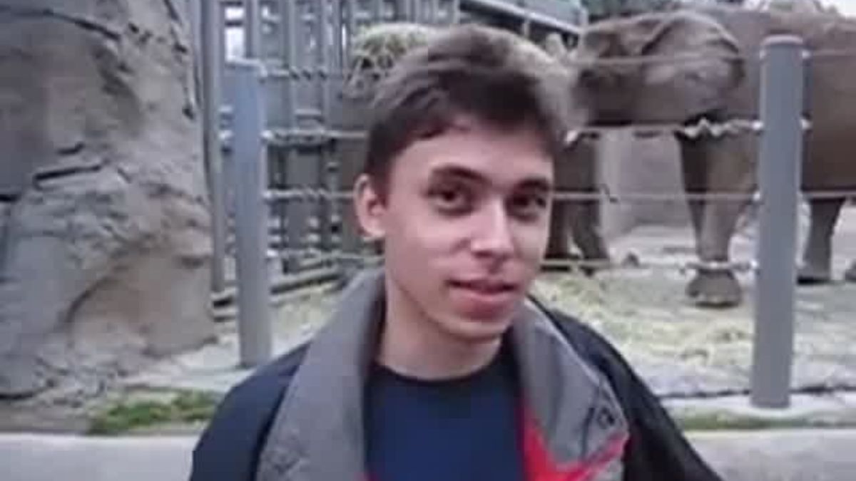 Un 23 de abril de 2005, un joven de 25 años subió un video que de tan solo 18 segundos a internet que marcó el inicio de una era.