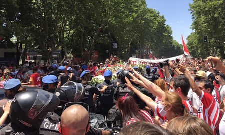 Cientos de hinchas de Estudiantes (LP) despidió a Alejandro Sabella. Cientos de hinchas de Estudiantes (LP) despidió a Alejandro Sabella.
