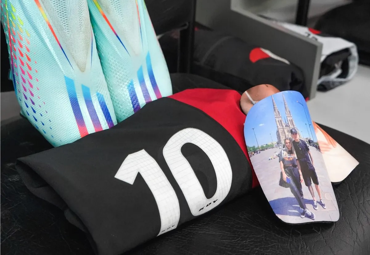 La camiseta de Facundo Farías junto a sus canilleras en la previa de Colón vs Tigre. La camiseta de Facundo Farías junto a sus canilleras en la previa de Colón vs Tigre.