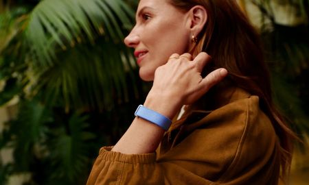 El diseño sin pantalla del Fitbit Air busca reducir la dependencia de los usuarios a las notificaciones constantes, priorizando el registro de datos de salud en segundo plano. El diseño sin pantalla del Fitbit Air busca reducir la dependencia de los usuarios a las notificaciones constantes, priorizando el registro de datos de salud en segundo plano.