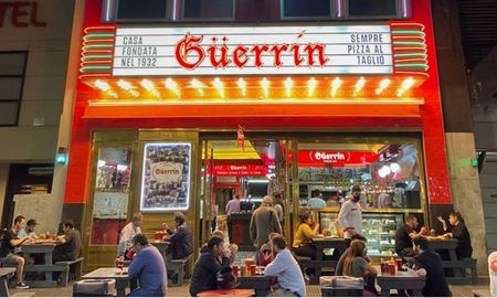 Güerrín es una pizzería emblemática de Buenos Aires. Güerrín es una pizzería emblemática de Buenos Aires.