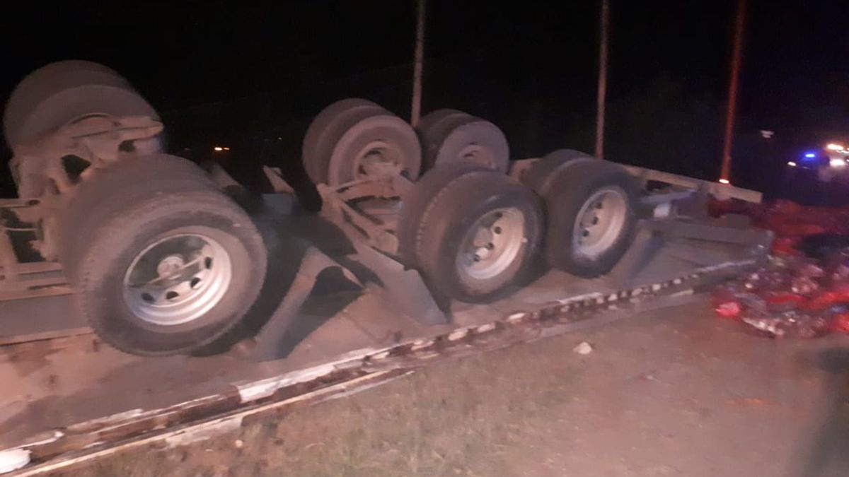 El camión perdió el rumbo y tumbó a la altura de calle 58.