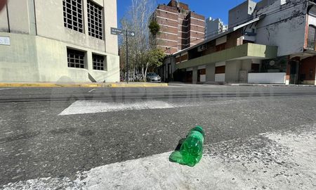 25 de Mayo y General López: trapitos golpearon a un hombre que pateó una botella. 25 de Mayo y General López: trapitos golpearon a un hombre que pateó una botella.