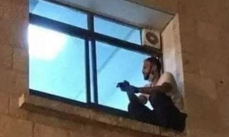 Todos los días visitaba a su madre trepando a la ventana del hospital ya que no le permitían ingresar. Todos los días visitaba a su madre trepando a la ventana del hospital ya que no le permitían ingresar.